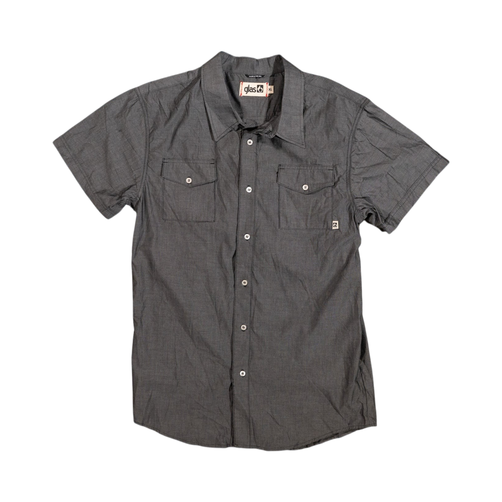 Glas Apparel Protrero short sleeve button-up shirt in charcoal grey with dual chest pockets and urban surf style.